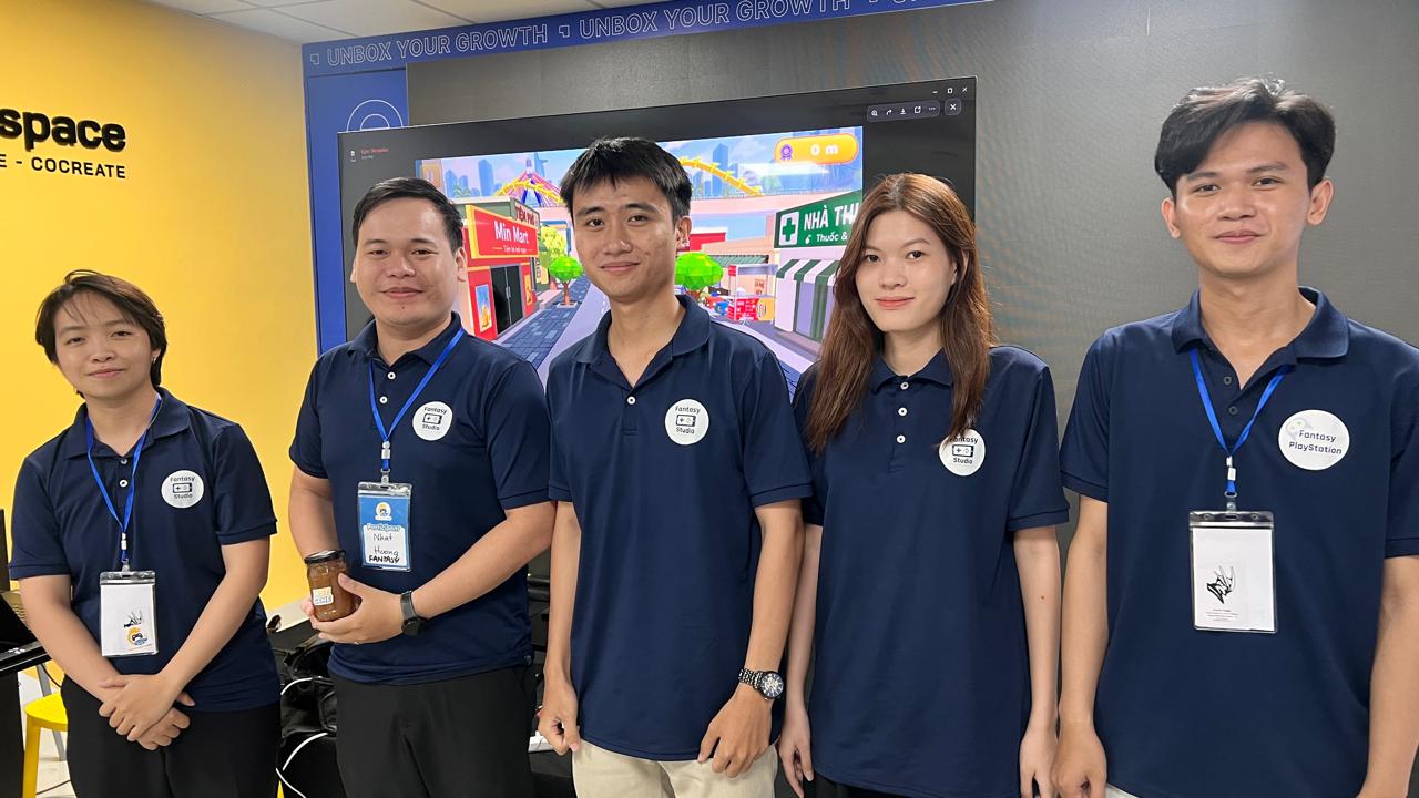 Dragon Team receiving the Best Game award for DiceTour